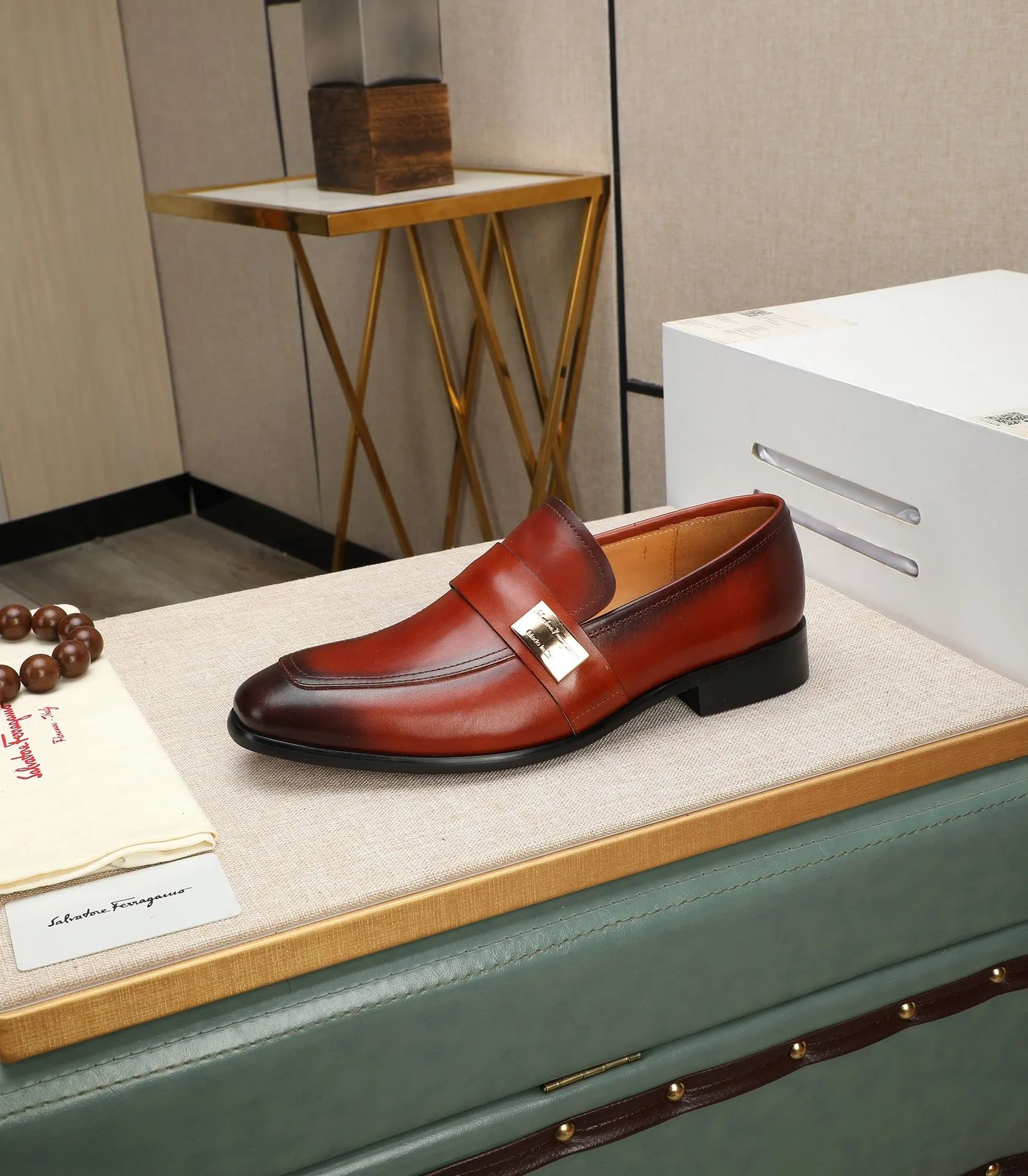Men's shoes 💰540📛📛(water-dyed cowhide) Salvatore Ferragamo high-end (Salvatore Ferragamo) is the world's top luxury footwear brand. It comes from the fashion kingdom of Italy and is famous all over the world for its traditional handmade design and novel styles...🚶🏻🚶🏻New suit shoes are available simultaneously at the counter. This model is purely handmade. The fabric is imported from Italy's original first-layer cowhide. Soft water-dyed cowhide lining. Original authentic outsole🌀🌀Size: 38➖44 (45 customized)